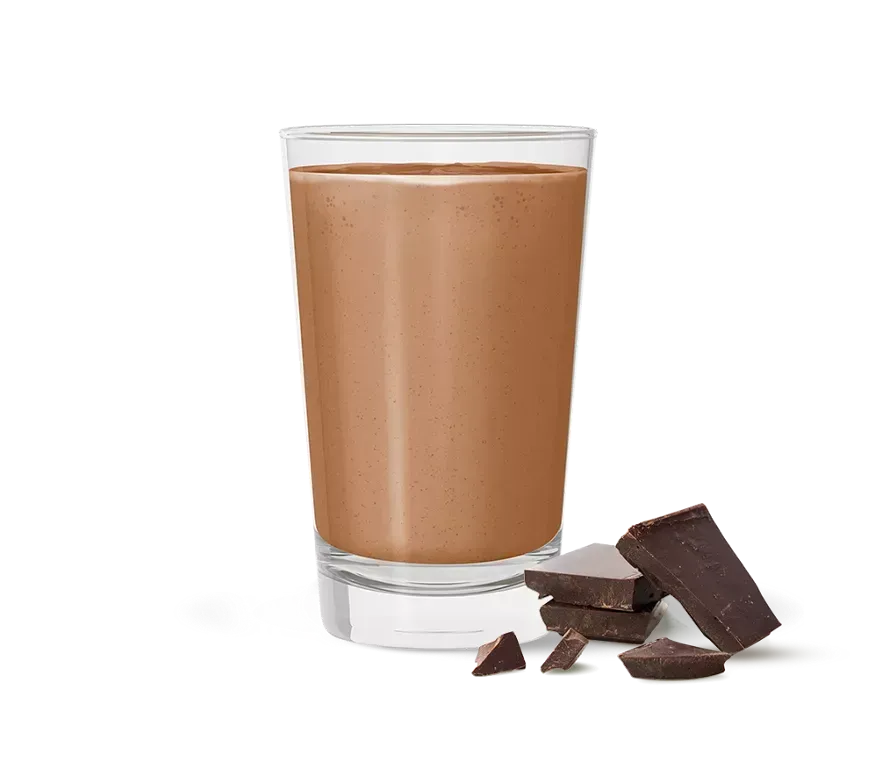 Envase de batido nutricional Fórmula 1 de Herbalife con un batido de chocolate vertido en un vaso.