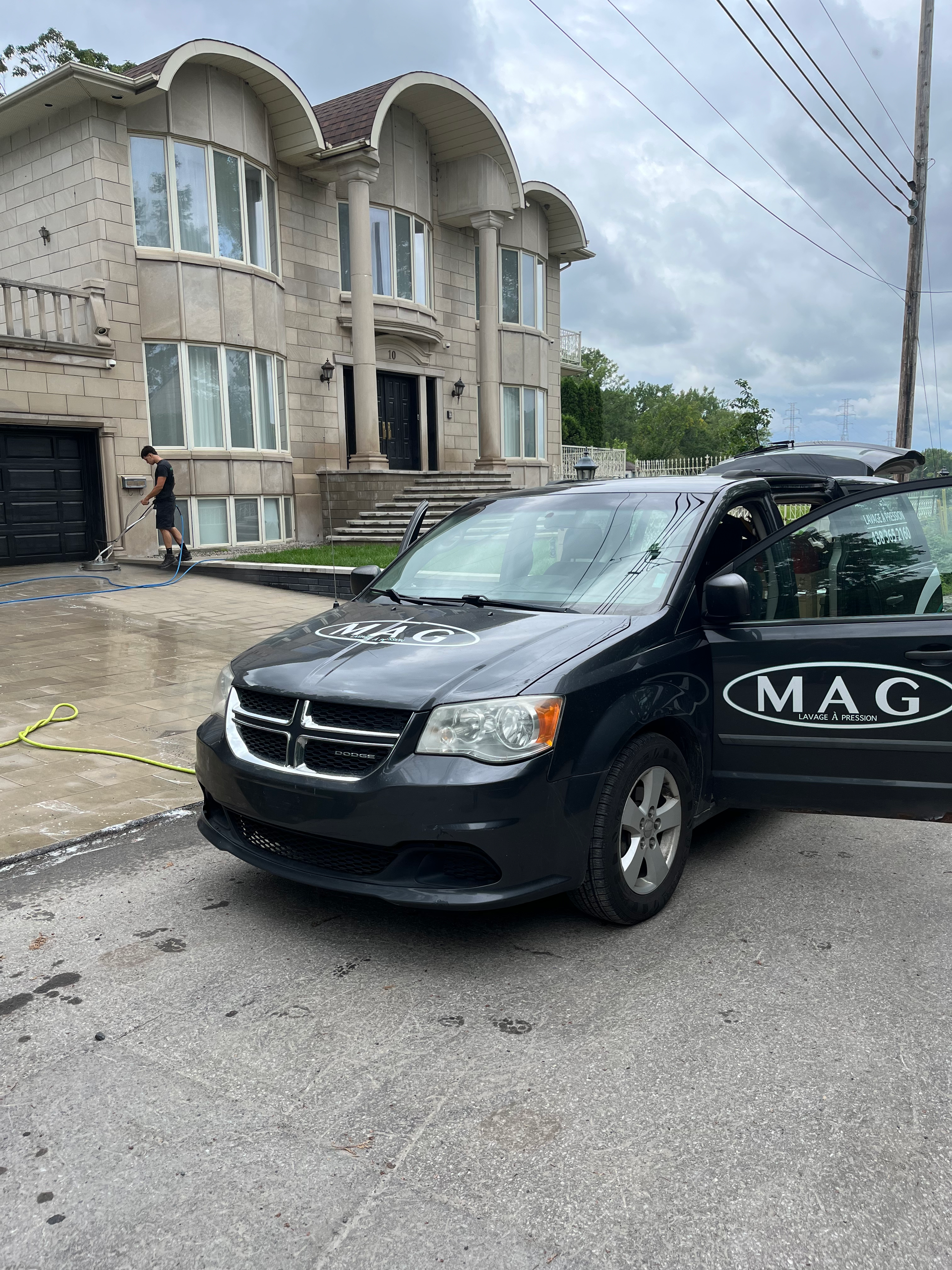 Une rangée de voitures est garée sur le bord de la route.