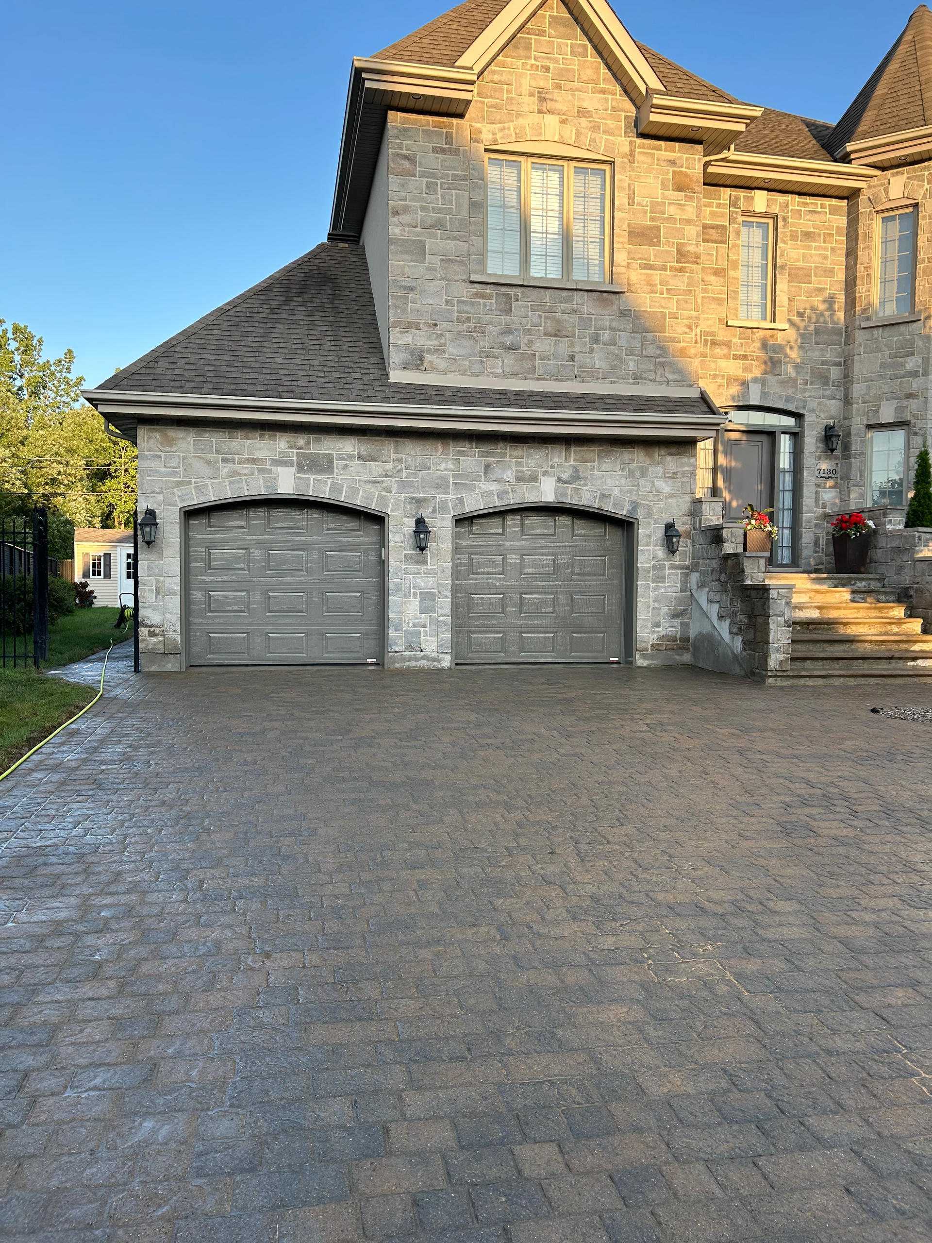 Un gros plan d'un mur de briques avec une texture de brique grise.