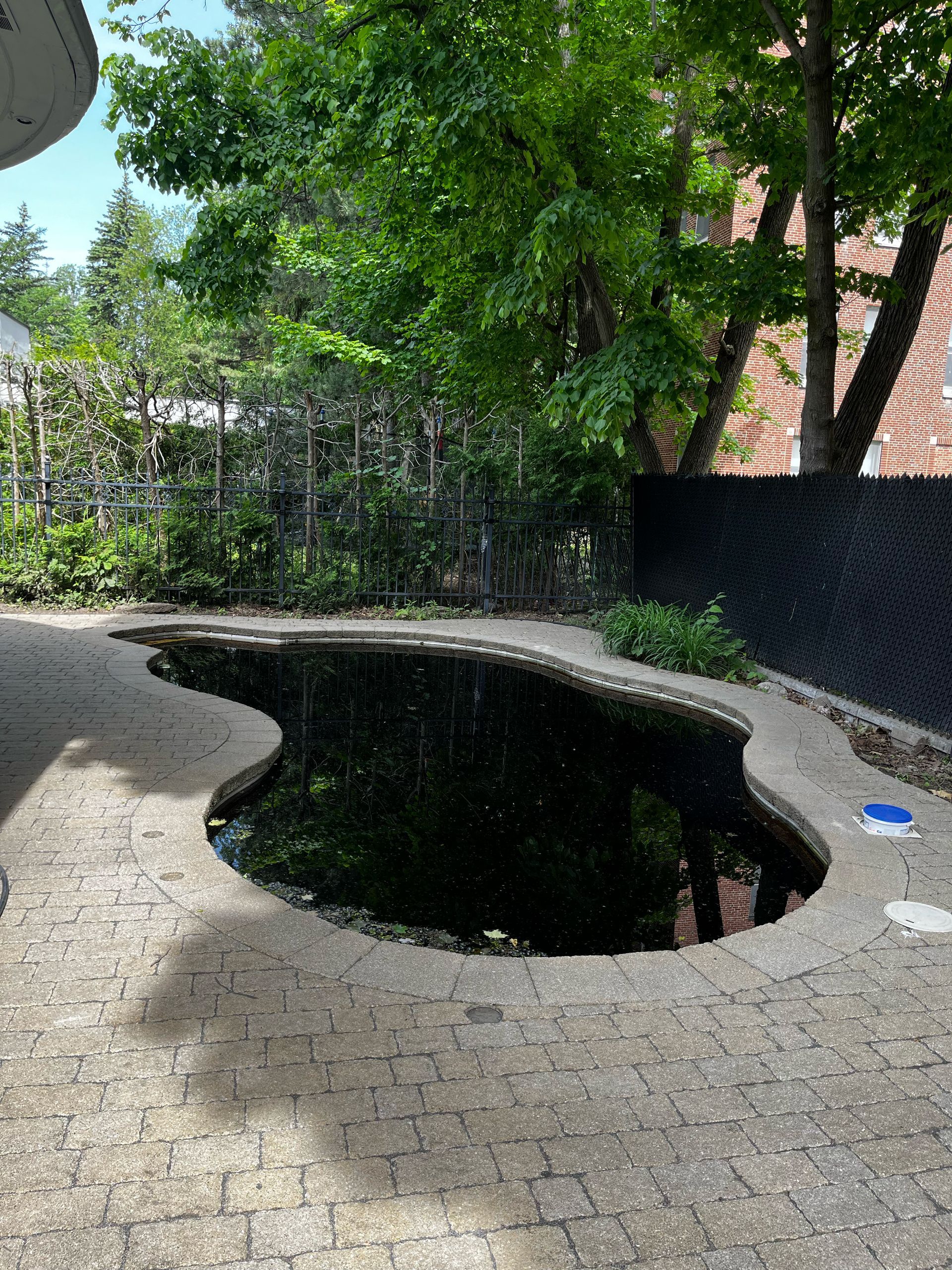 Il y a un grand trou dans le sol au milieu de la piscine.