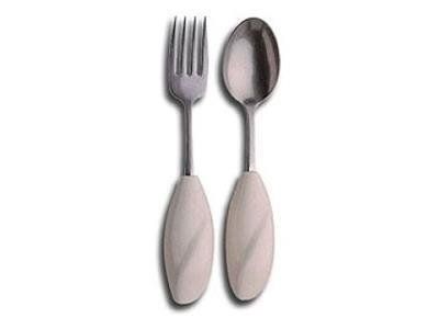 un cucchiaio e una forchetta con manici in legno