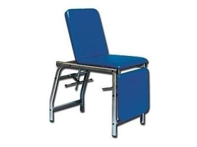 una sedia blu con supporto per le gambe