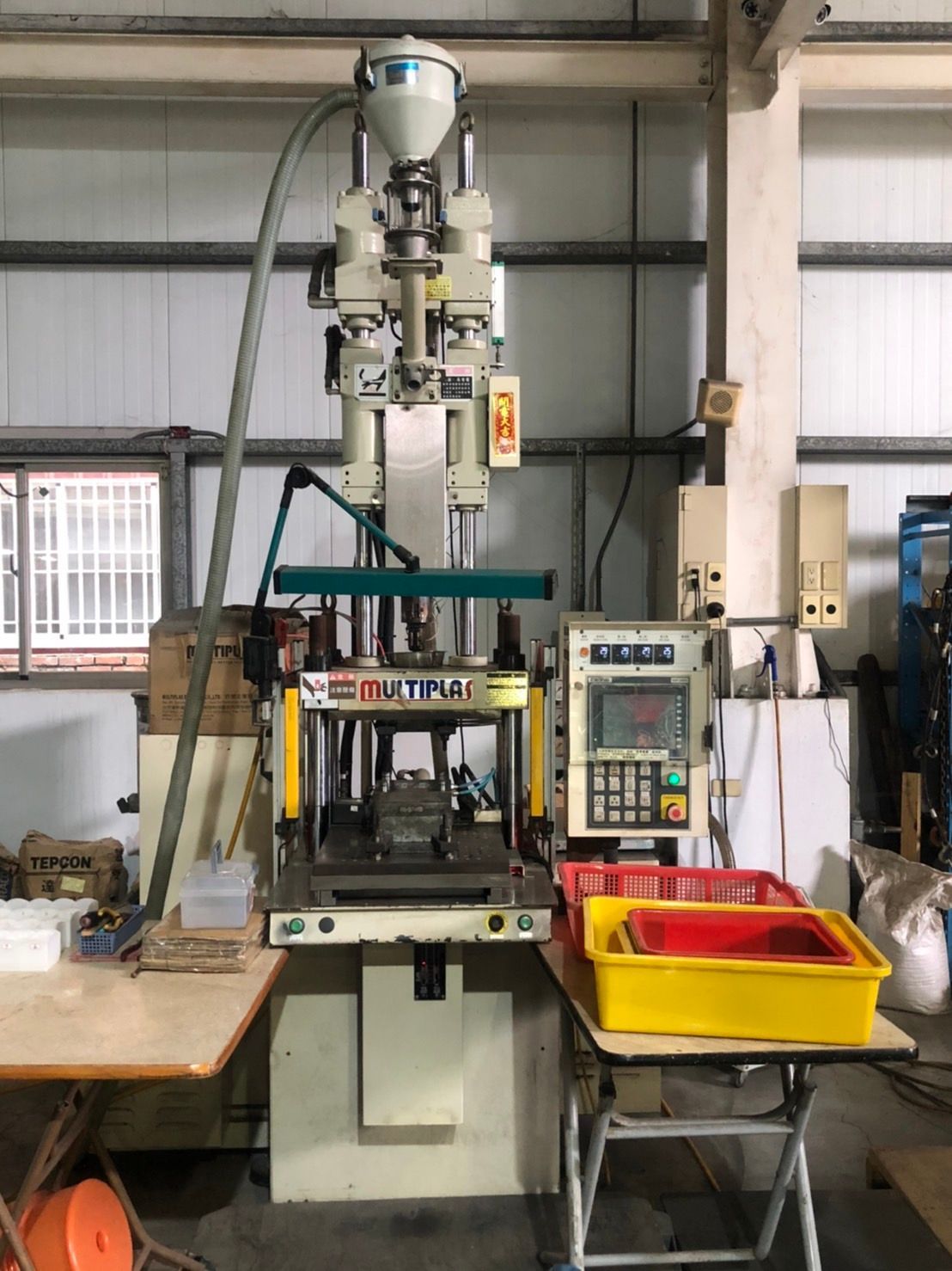 A machine is sitting on top of a table in a factory.