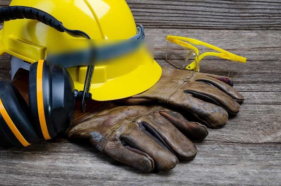 casco guanti e occhialini da addetto ai lavori