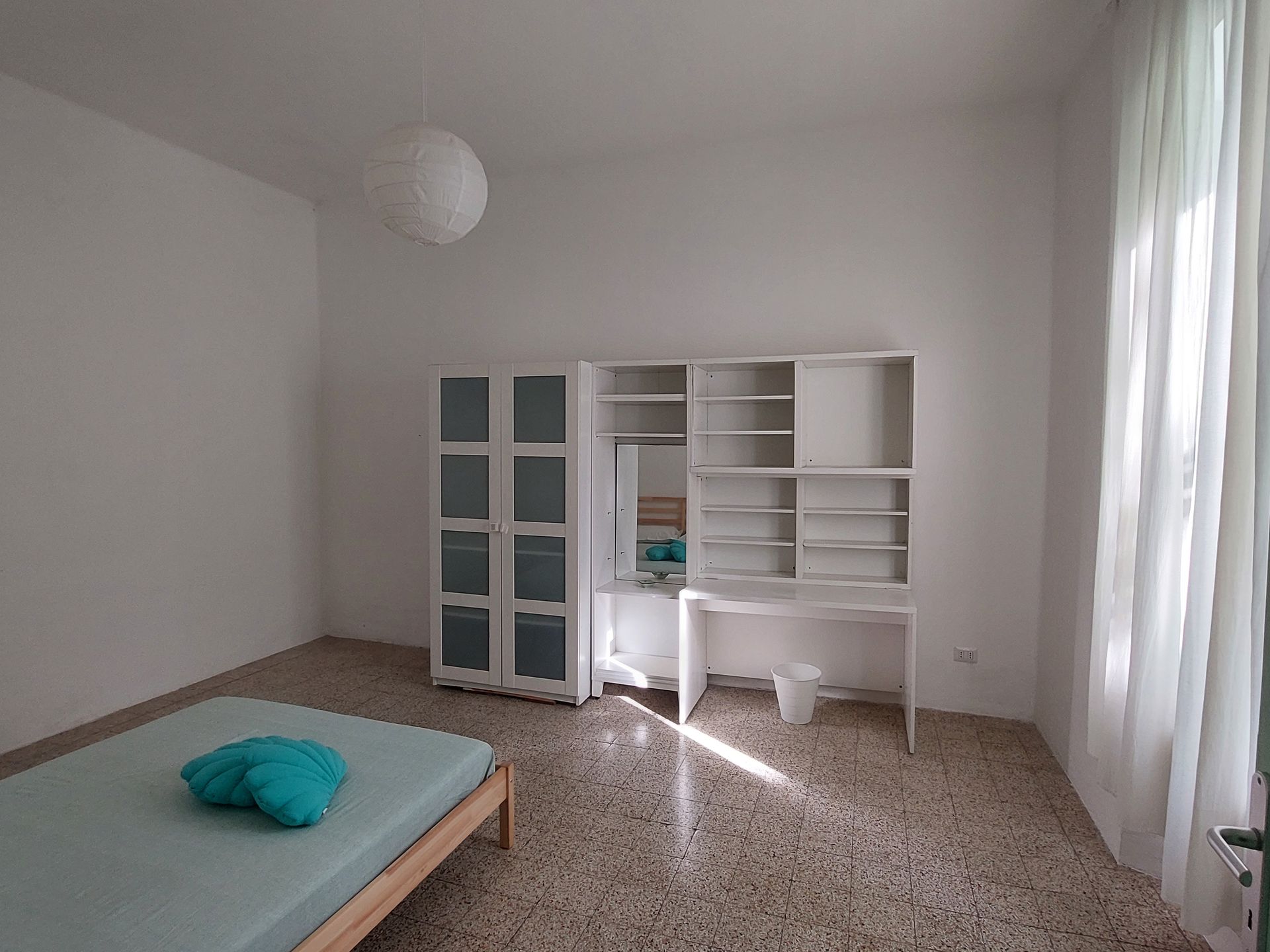 camera matrimoniale con armadio bianco