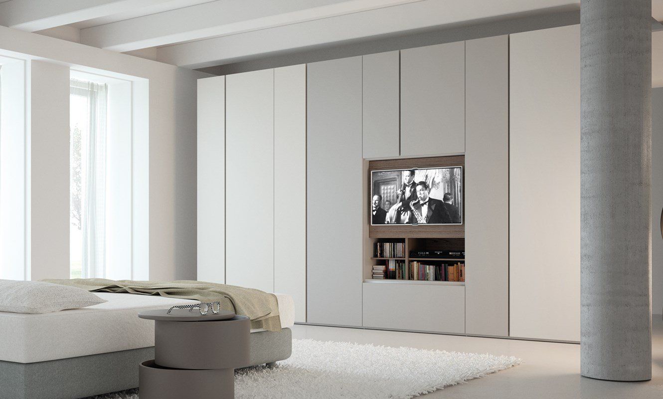 armadio con mensole e TV