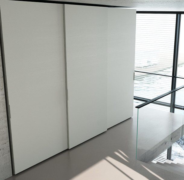 armadio con ante scorrevoli