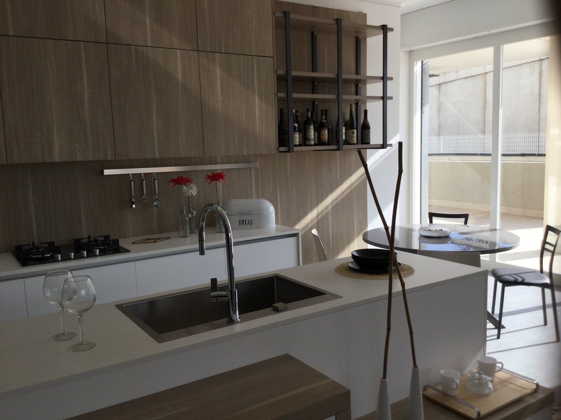 cucina con isola in stile moderno