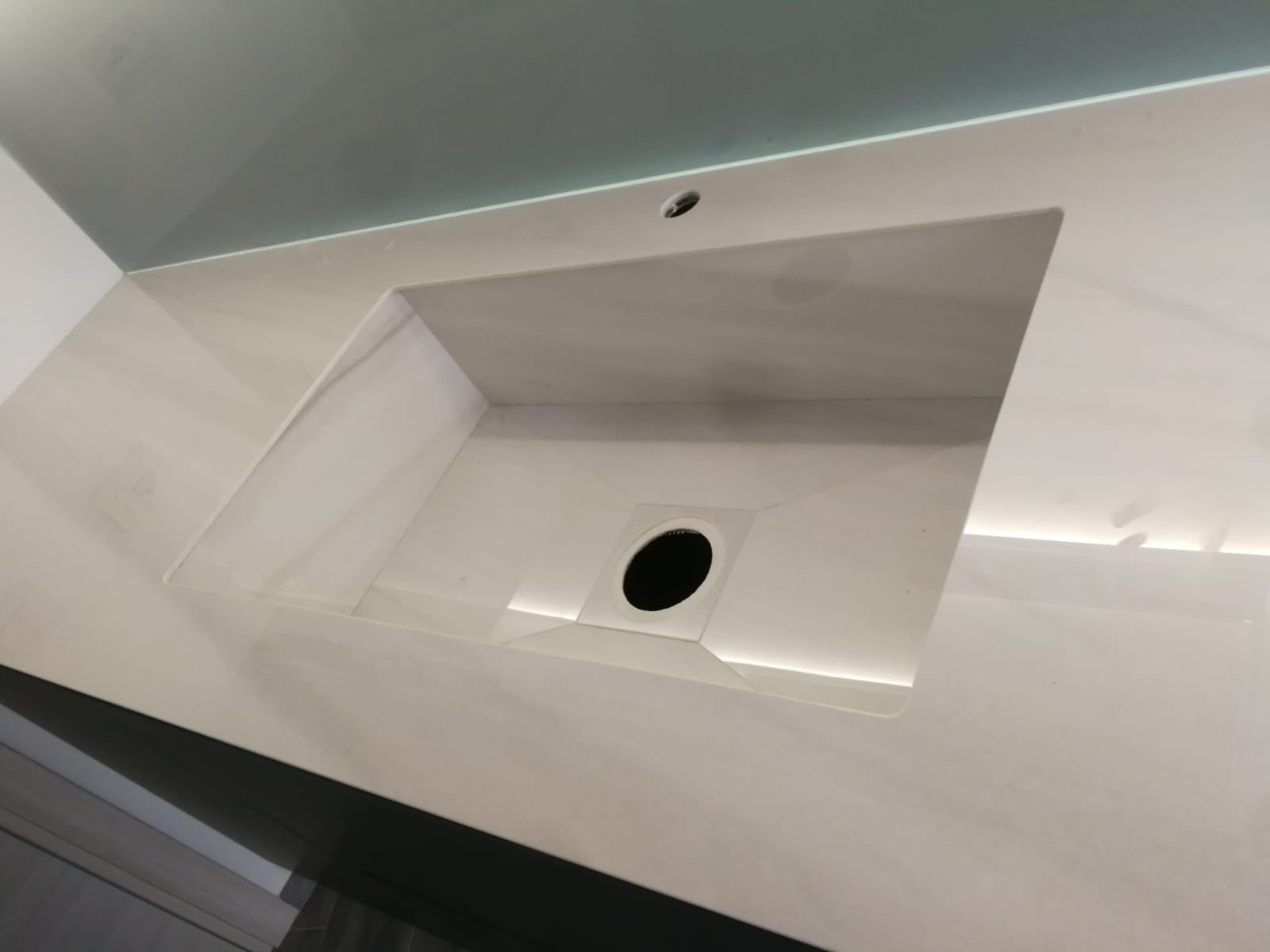 lavello della cucina con top in marmo bianco