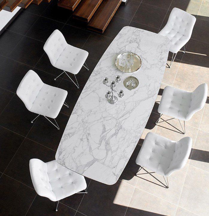 tavolo e sedie bianche