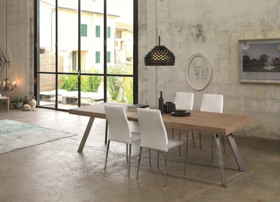 tavolo in legno chiaro con sedie bianche