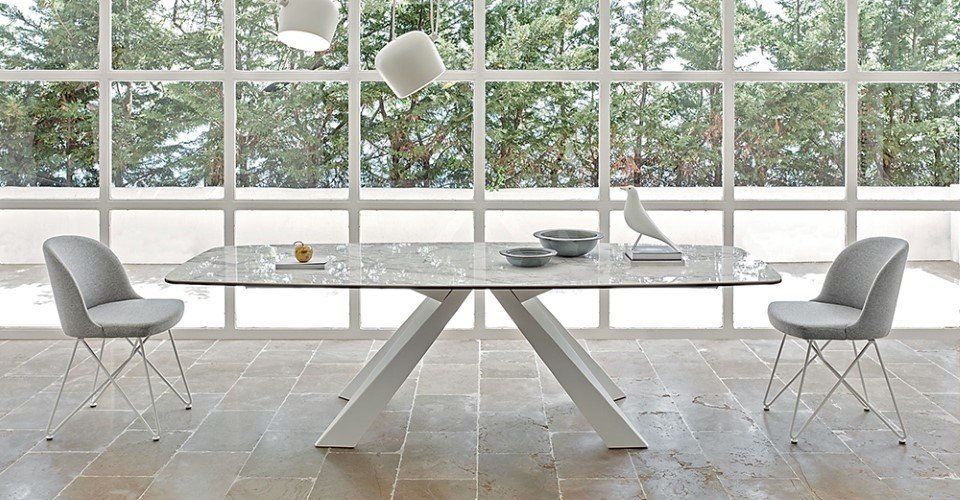 tavolo con due sedie grigie