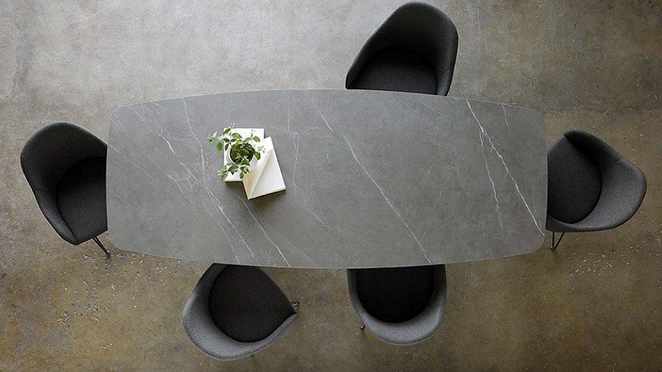 tavolo e sedie grigie