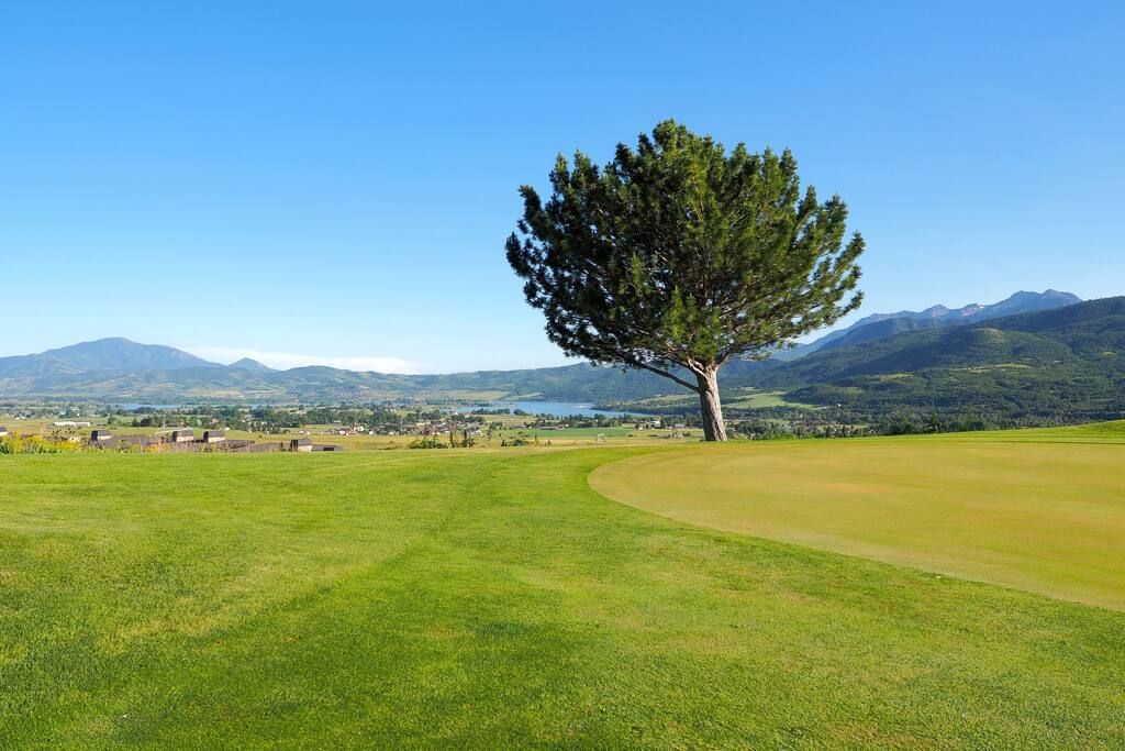 Wolf Creek golf course with a view of the Pineview Reservoir and mountains in the distance.