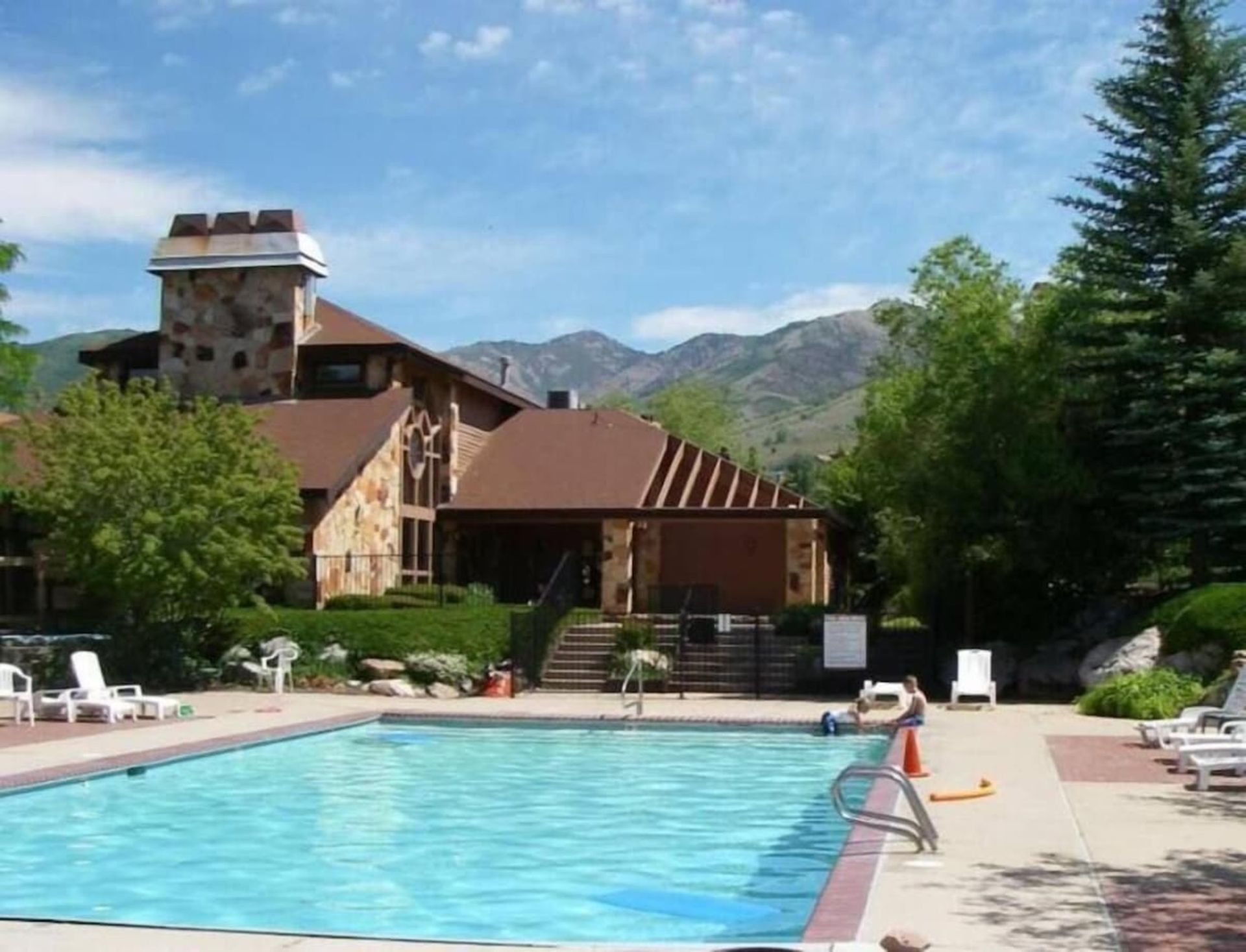 The Roam Community swimming pool and Clubhouse with mountains in the background