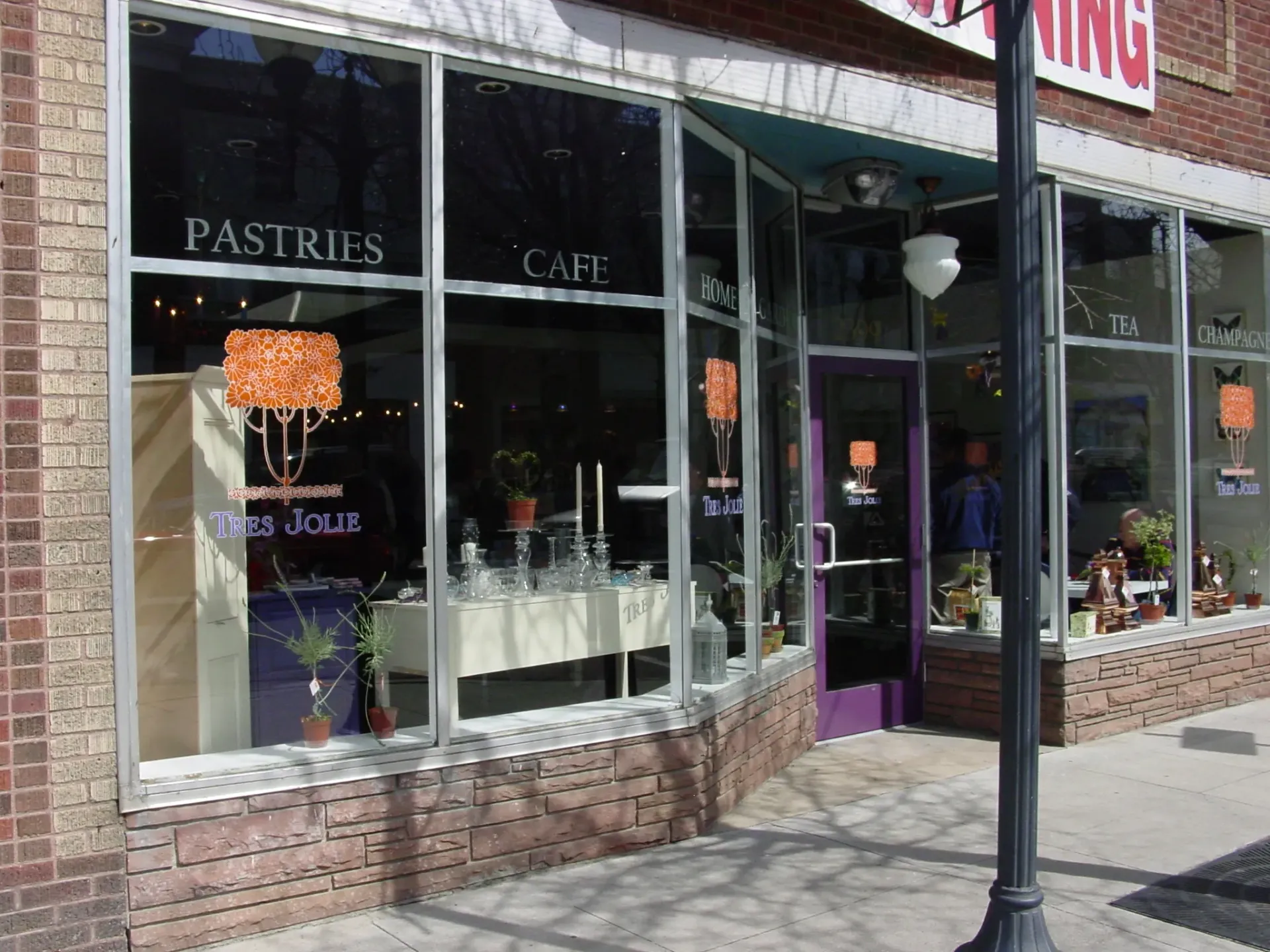 A store front with a sign that says pastries