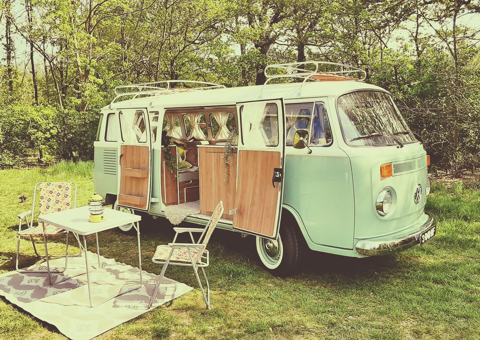 Twee Volkswagen T2 campers