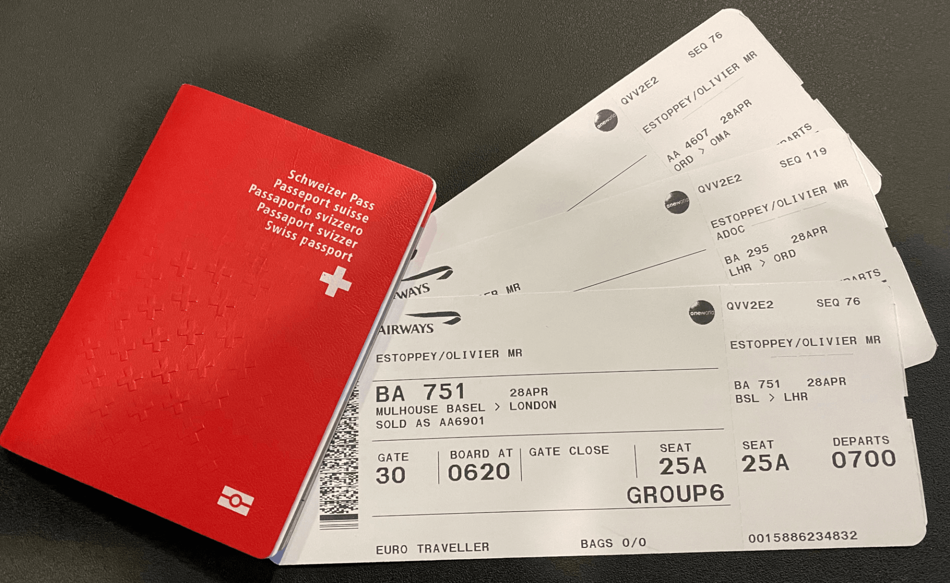 Schweizer Pass mit Flugtickets von Basel nach London Heathrow, Chicago O'Hare und Omaha
