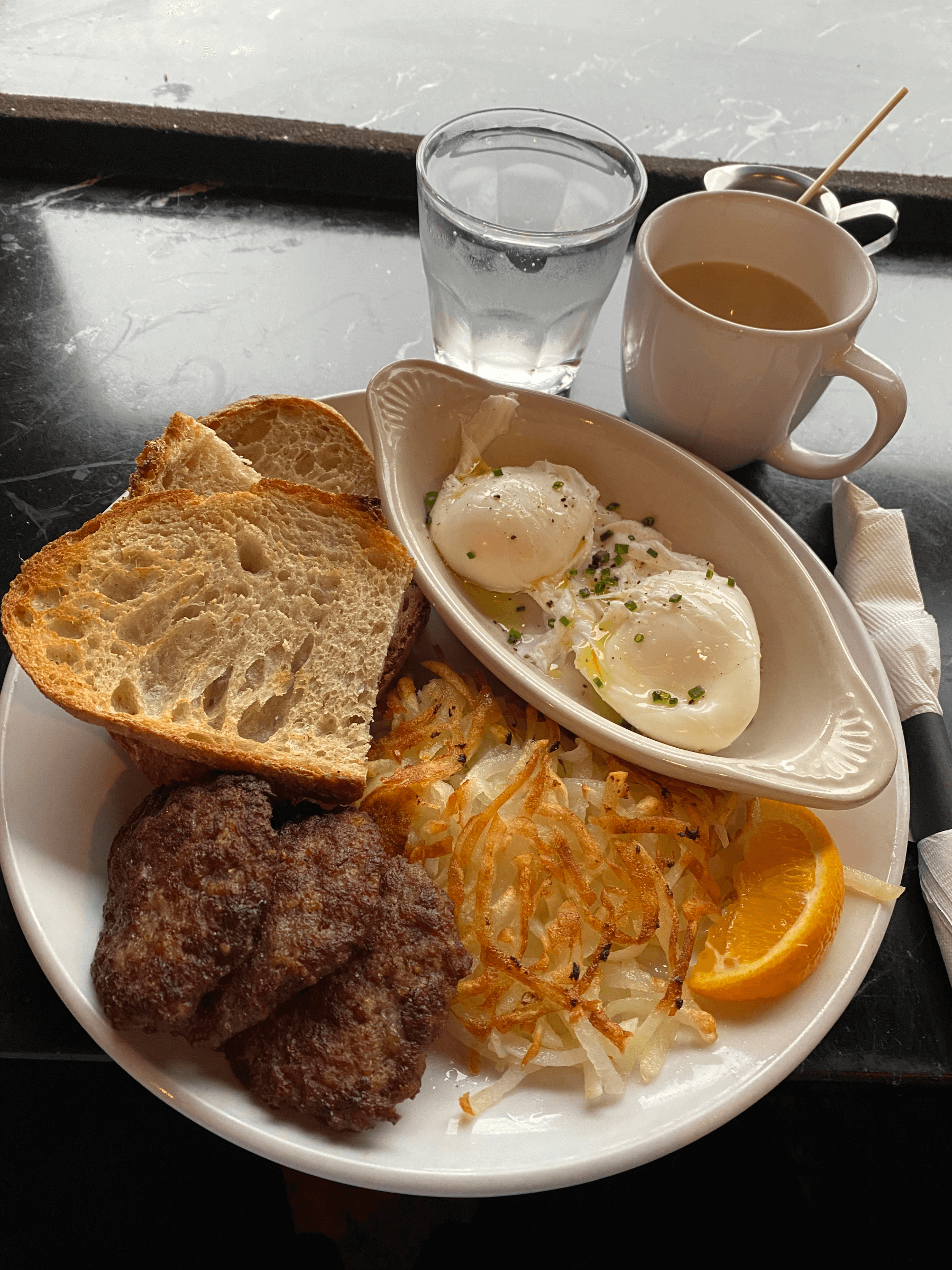 Saddle Creek Standard Breakfast mit pochierten Eiern und Fleischplätzchen