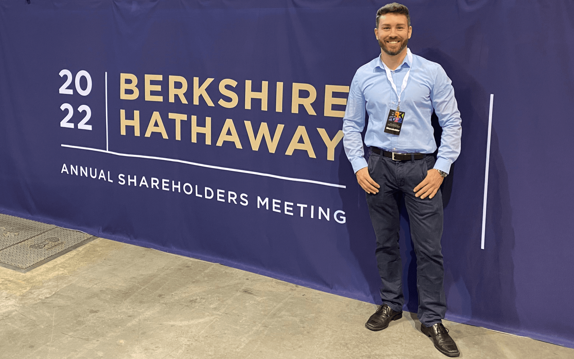 Olivier Estoppey vor dem Plakat Berkshire Hathaway 2022 Annual Shareholders Meeting
