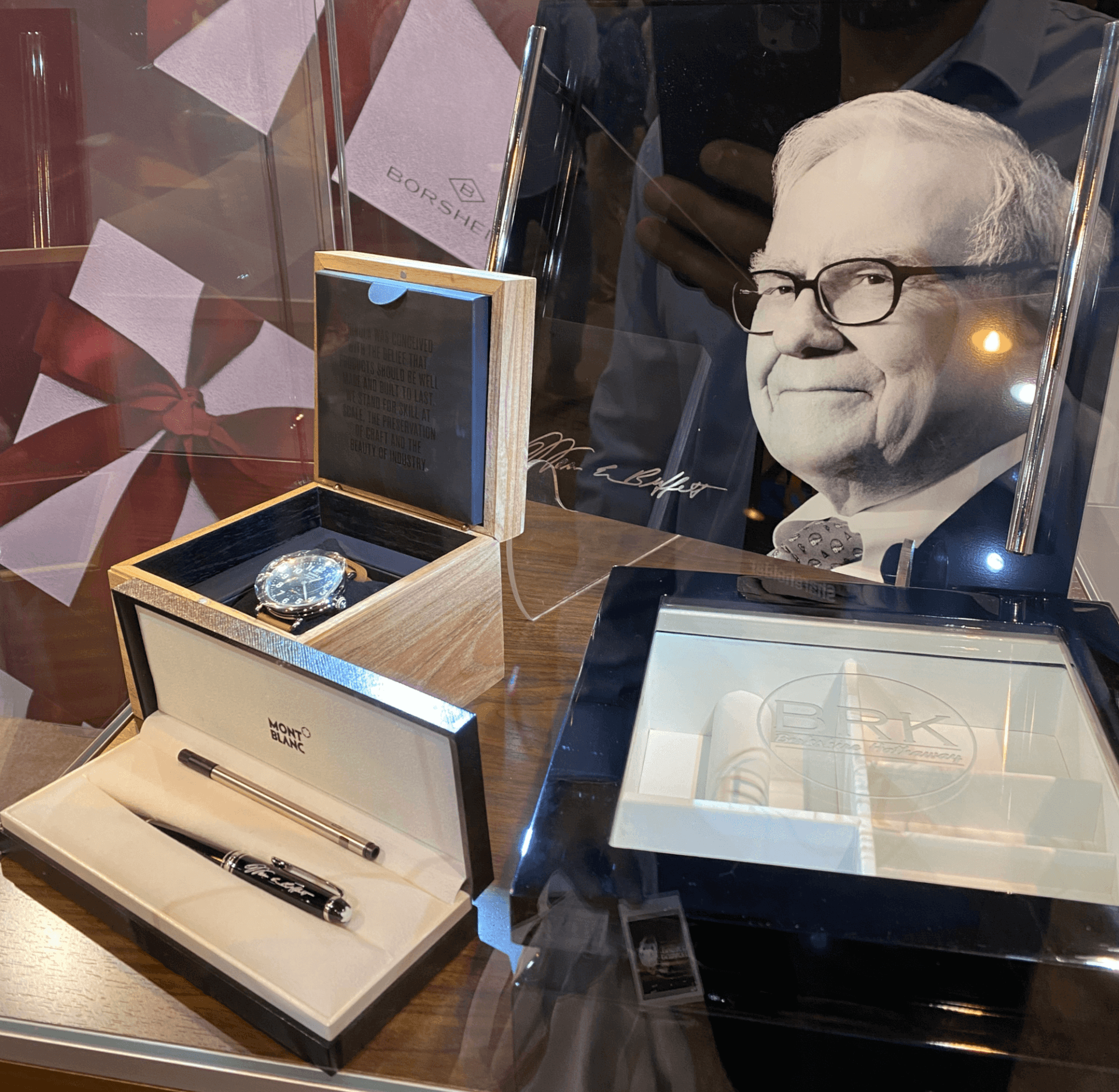 Display case with Mont Blanc ballpoint pen with engraved signature, picture of Warren E. Buffett and wristwatch