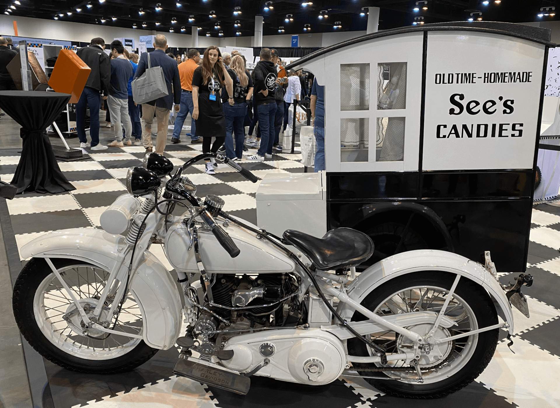 See's Candies Motorrad am Stand beim Berkshire Bazaar of Bargains 2022