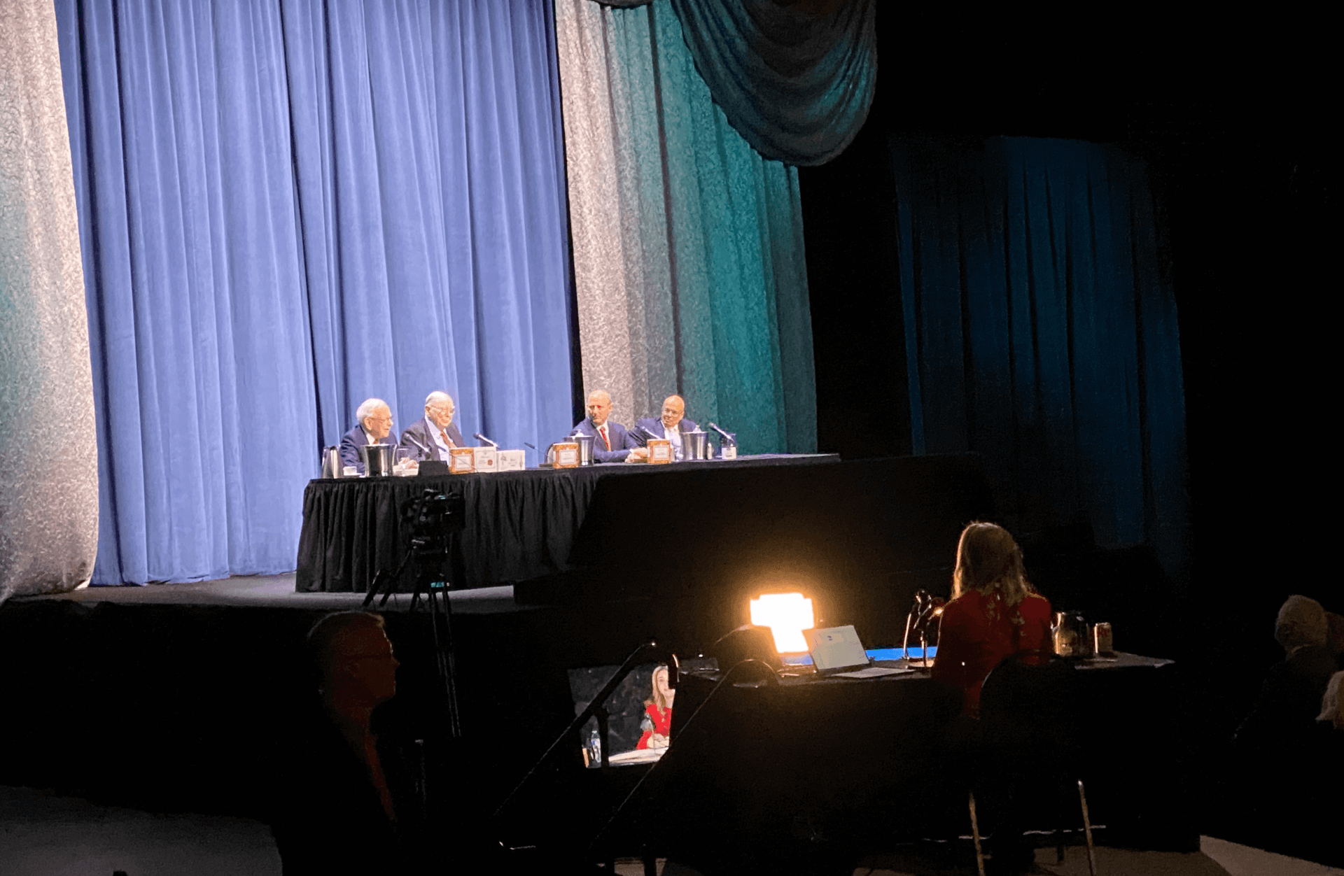Warren Buffett, Charlie Munger, Greg Abel und Ajit Jain auf der Bühne bei der Berkshire Hathaway Generalversammlung 2022