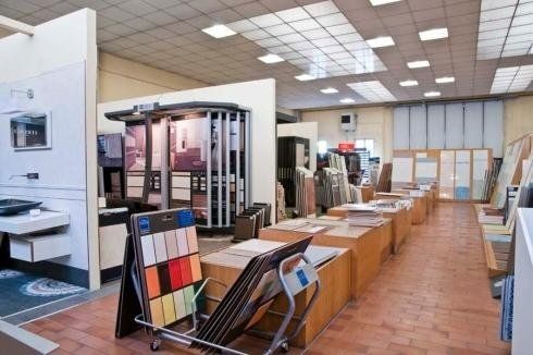 campioni di ceramiche per rivestimenti in esposizione