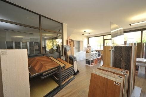 campioni di pavimentazioni in legno in esposizione