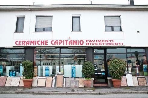 esterno di negozio di ceramiche per rivestimenti