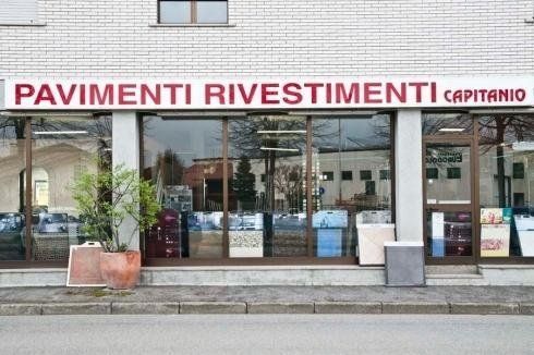 esterno di negozio di pavimenti in ceramica