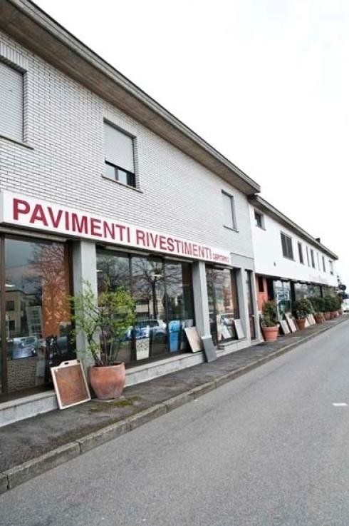 esterno di negozio di pavimentazioni