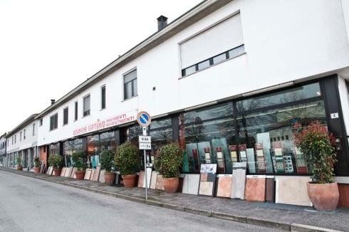 esterno di negozio di rivestimenti