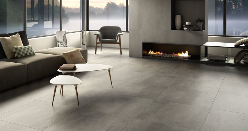 salotto con pavimento in ceramica grigio