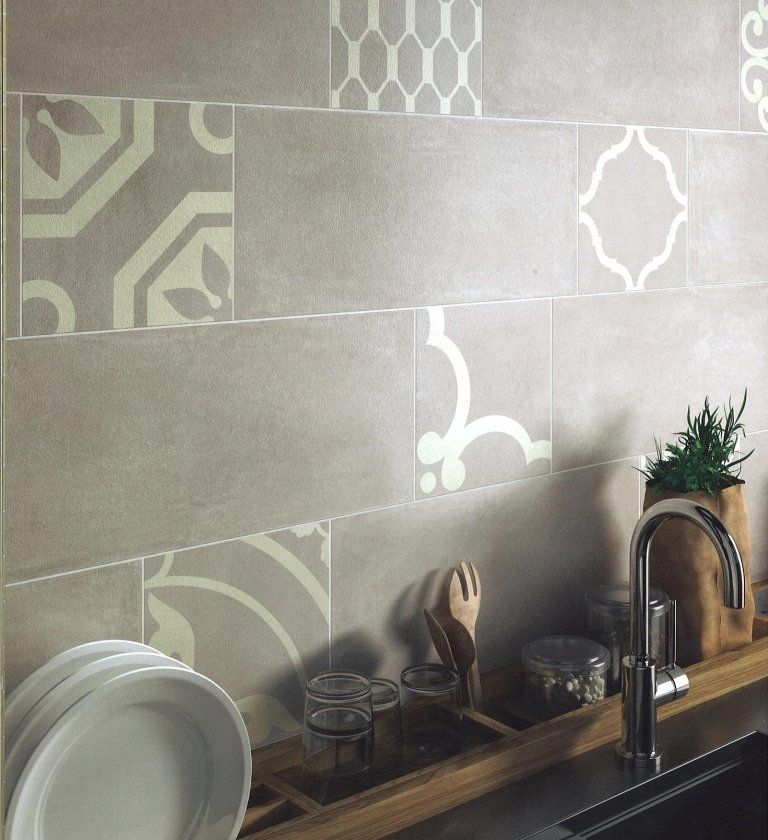 rivestimento in grès porcellanato con decorazioni