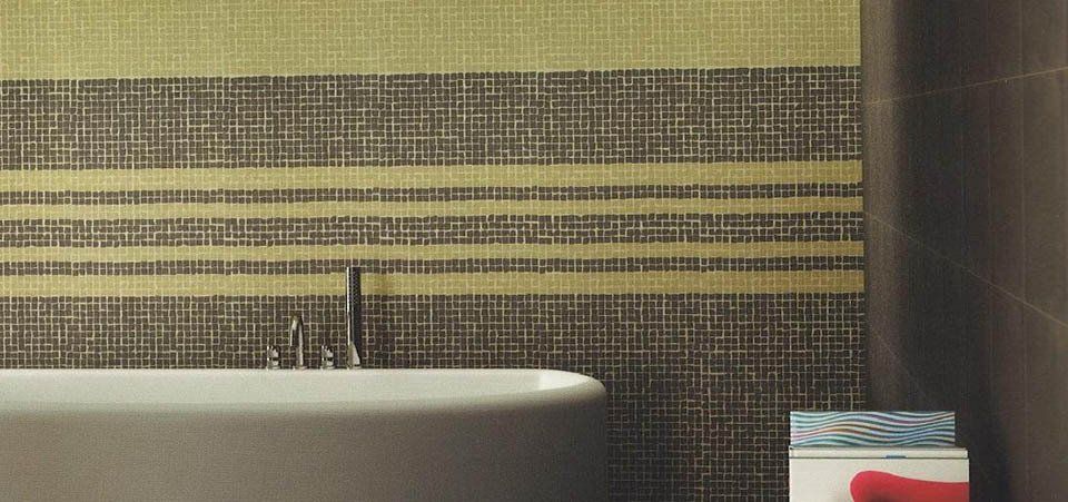 rivestimento bagno con mosaico marrone e giallo