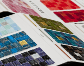 vari campioni di mosaici in vetro