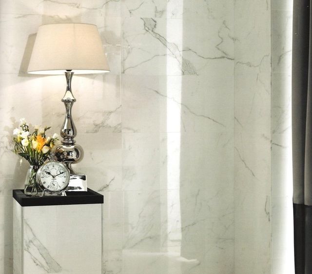 rivestimento in ceramica effetto marmo bianco