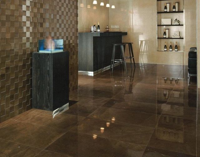 pavimento in ceramica lucido marrone