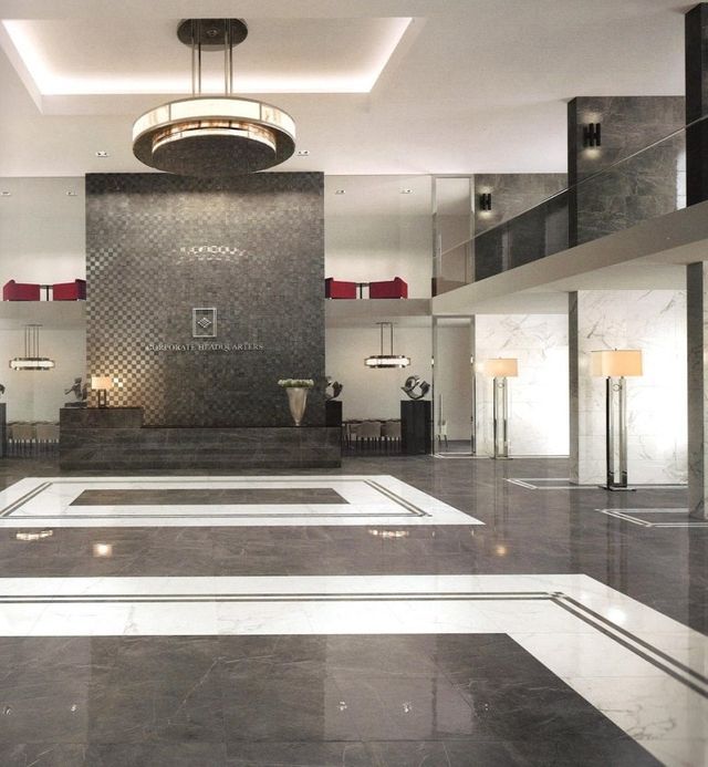 ambiente con arredi eleganti e rivestimenti in ceramica