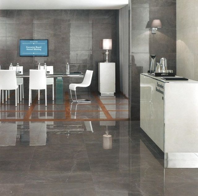 sala riunioni con pavimento grigio in ceramica