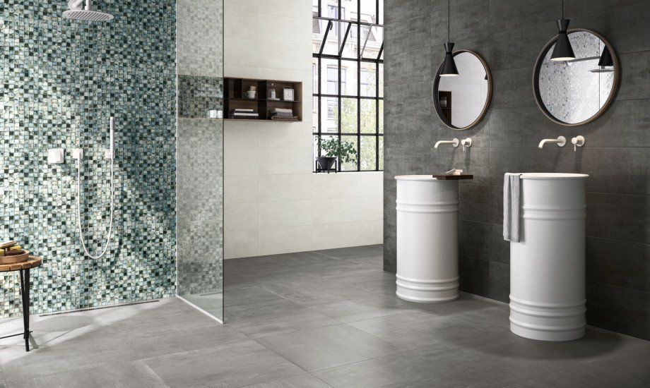 bagno con doccia a mosaico e parete grigia in ceramica
