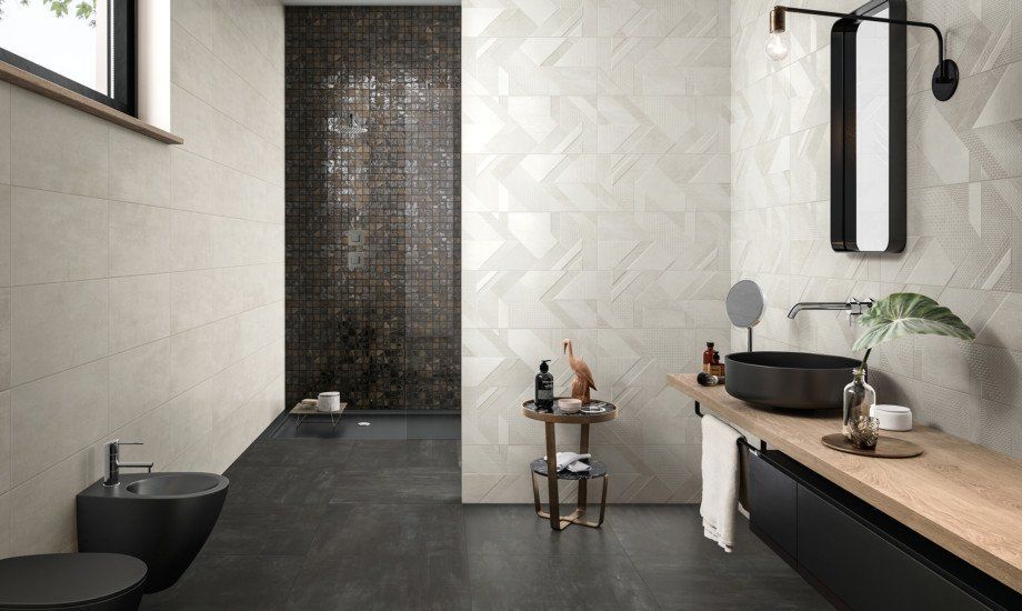 bagno di lusso con rivestimenti grigi e bianchi in ceramica