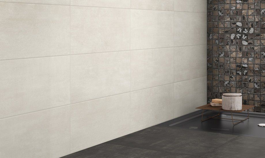 parete bianca in ceramica con piastrelle grandi