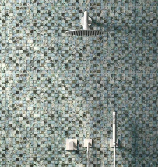 rivestimento doccia in ceramica con mosaico sui toni dell'azzurro