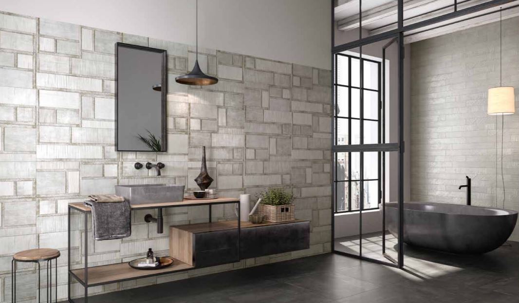 parete con piastrelle di varie forme in ceramica