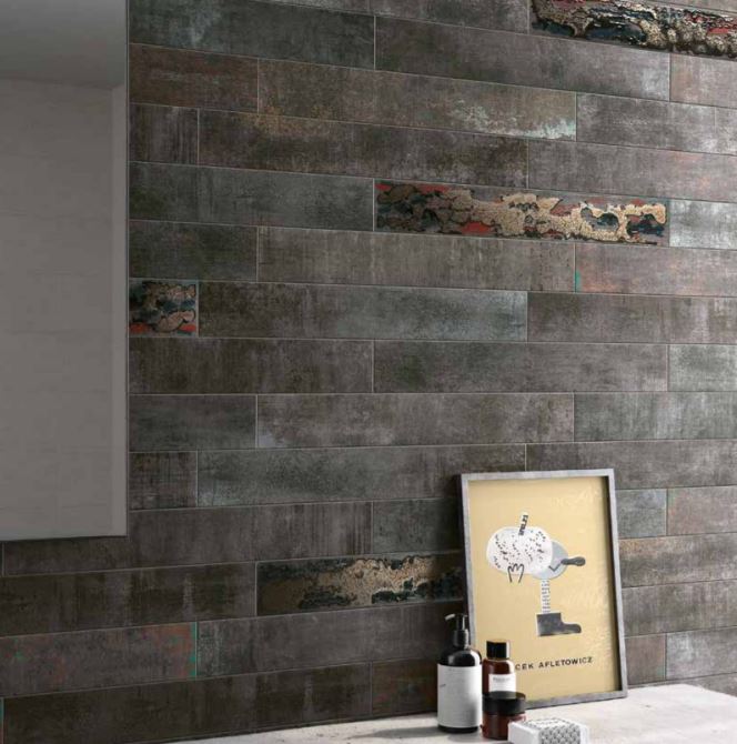 rivestimento bagno in ceramica grigio con piastrelle orizzontali