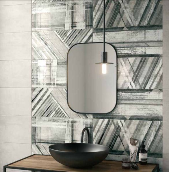 parete bagno in ceramica con linee grigie oblique