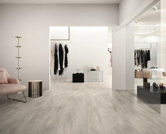 negozio di abbigliamento con rivestimenti chiari in ceramica