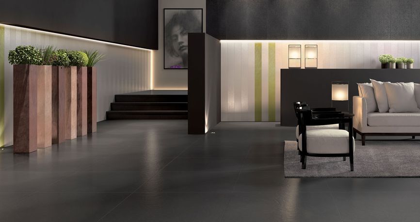 salotto sofisticato con rivestimenti neri in ceramica